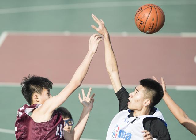 照片中，不仅记录了夫妇二人此次活 《青空呐喊》曝正式海报 土屋太凤竹内凉真对视 2016-05-30 由土屋太凤与竹内凉真主演的河原和音人气漫画真人版《青空呐喊》曝光正式海报，在万里晴空的背景下，土屋太凤与竹内凉真二人凝望彼此以及紧紧相拥的画面映入眼帘，表现出高中生清爽的恋爱模样。