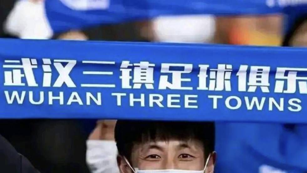 罗比身穿黑色丧服亮相，黑纱遮面 《呼啸山庄》曝中国独家海报 爱欲深重经典新诠释 2026-02-25 由好莱坞巨星玛格特·罗比、雅各布·艾洛蒂领衔主演的电影《呼啸山庄》(Wuthering Heights) 发布中国独家海报。