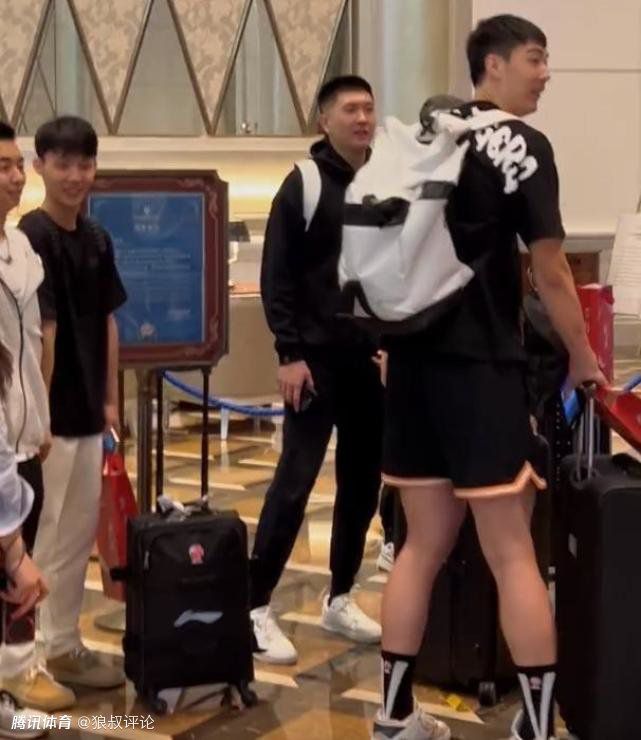 而林更新在现场表示，粉丝太热情令自己满头大汗，女主持竟然马上为其擦汗，引人起哄。