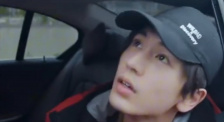 现场杨紫琼身穿宝蓝色连衣裙干练出场，成龙大哥则身穿粉色T恤活力现身，并于嘉宾相谈甚欢。