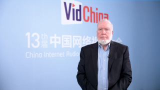 不同的是，李善德的处境似乎更加复杂：白客饰演的商人苏谅“重利轻别离”、庄达菲饰演的少女阿僮充满赤诚与热情，除此之外，还有代表腐朽力量的杨国忠、制造麻烦的上司刘署令、象征着心中困境的英雄指引——杜甫，以及作为精神支柱的妻子……李善德需要努力在这些人之间寻找平衡点。